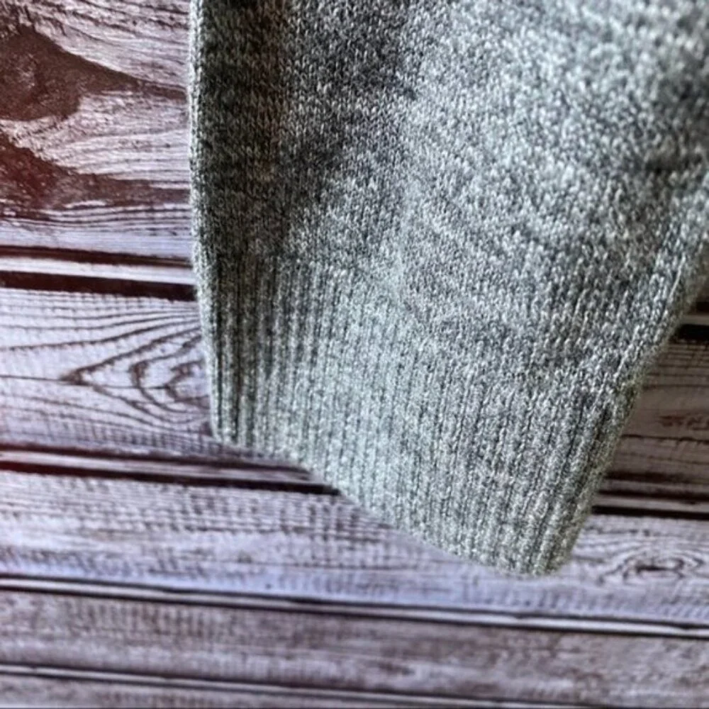 Hollister Men's Long-Sleeved Sweater Size‎ S Lighter Weight V-Neck Logo NWT